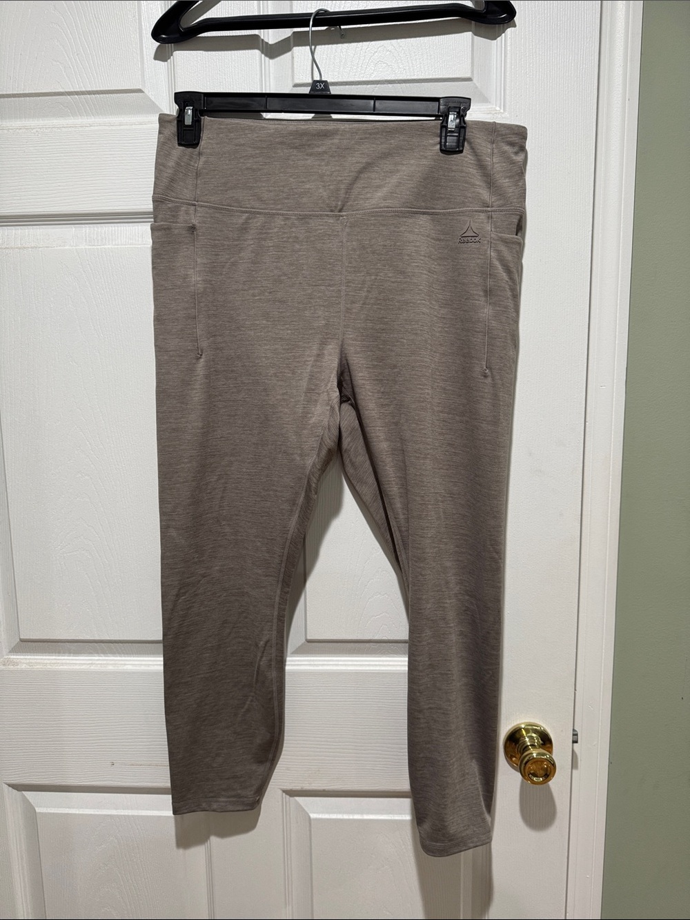 Reebok women’s Taupe/Gray Performance Leggings XXL ankle. Pockets on both sides